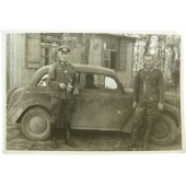 Saksalainen yliluutnantti adjutanttinsa ja autonsa Opel Olümpia kanssa.